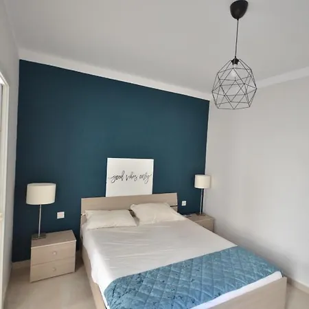 1 Bedroom Flat *